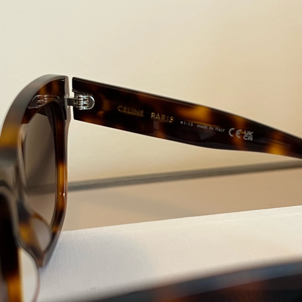 Never Worn: Celine Triomphe CL40253I Sunglasses - Blonde Havana/Roviex G… - Picture 5 of 7